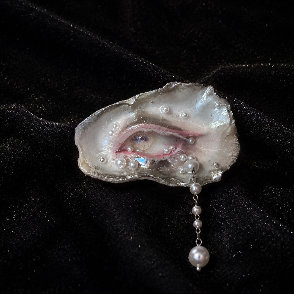 Close view of Nyra Lamb Gaze with a horizontal pupil, pink rim and pearl-like details.