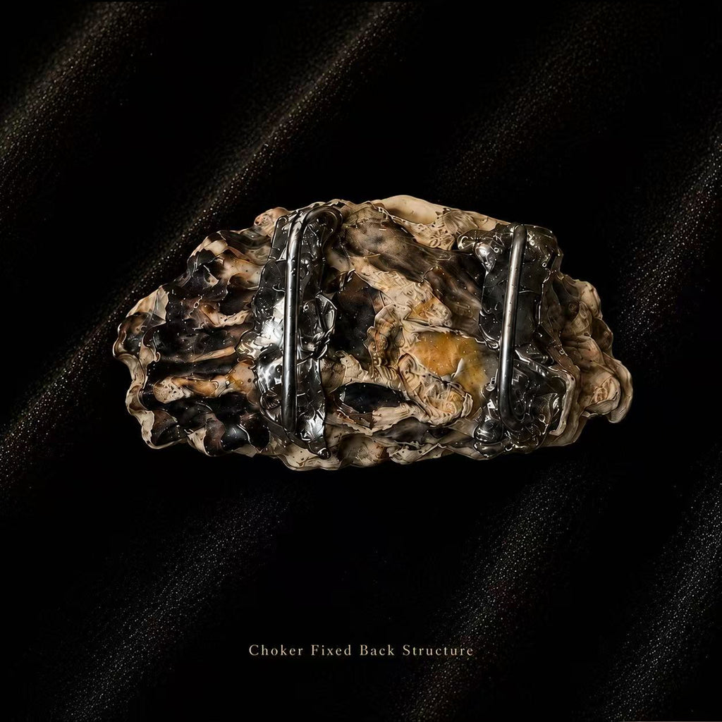 Standard choker rear-attachment reference on a natural shell; actual shell varies.